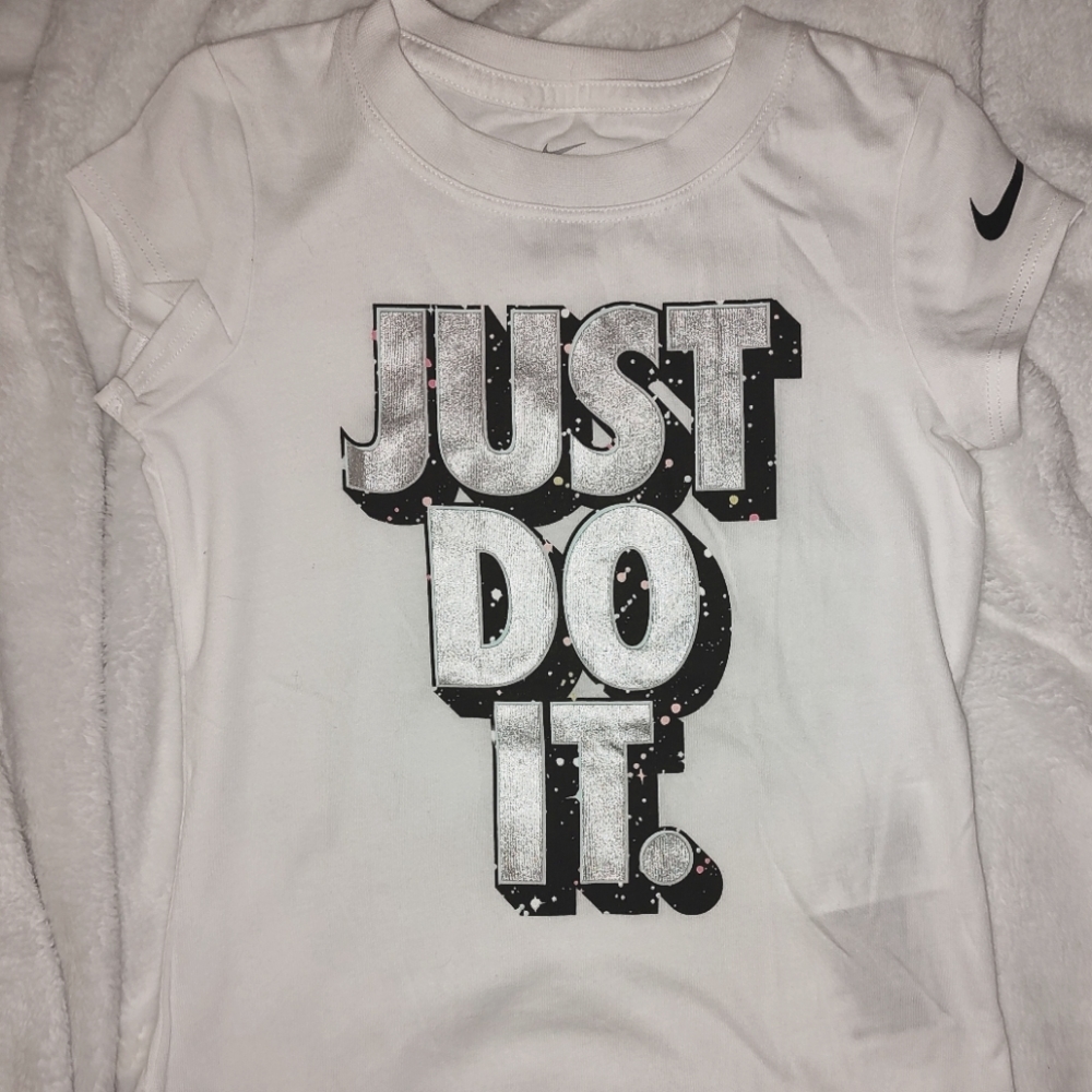NWOT Nike girls shirt